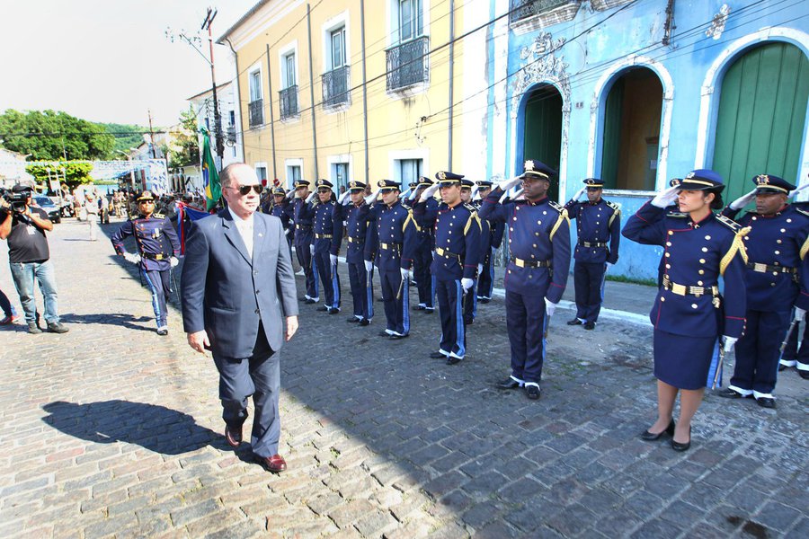 Com direito a honras militares e desfile cívico, o município de Cachoeira, no Recôncavo baiano, se tornou sede do governo do Estado no sábado (25), pelo 9º ano consecutivo; após passar em revista à tropa, na Praça da Aclamação, o vice-governador João Leão (PP) presidiu a solenidade; "Este ato é uma das coisas mais importantes da Bahia, que é um celeiro de tradições. E Cachoeira é uma das cidades que despontam em primeiro lugar. Nos sentimos muito honrados de estar aqui fazendo este trabalho, levando adiante estas tradições para que isto continue", disse Leão, que também participou da Sessão Magna na Câmara Municipal (Foto: Romulo Faro) Com direito a honras militares e desfile cívico, o município de Cachoeira, no Recôncavo baiano, se tornou sede do governo do Estado no sábado (25), pelo 9º ano consecutivo; após passar em revista à tropa, na Praça da Aclamação, o vice-governador João Leão (PP) presidiu a solenidade; "Este ato é uma das coisas mais importantes da Bahia, que é um celeiro de tradições. E Cachoeira é uma das cidades que despontam em primeiro lugar. Nos sentimos muito honrados de estar aqui fazendo este trabalho, levando adiante estas tradições para que isto continue", disse Leão, que também participou da Sessão Magna na Câmara Municipal