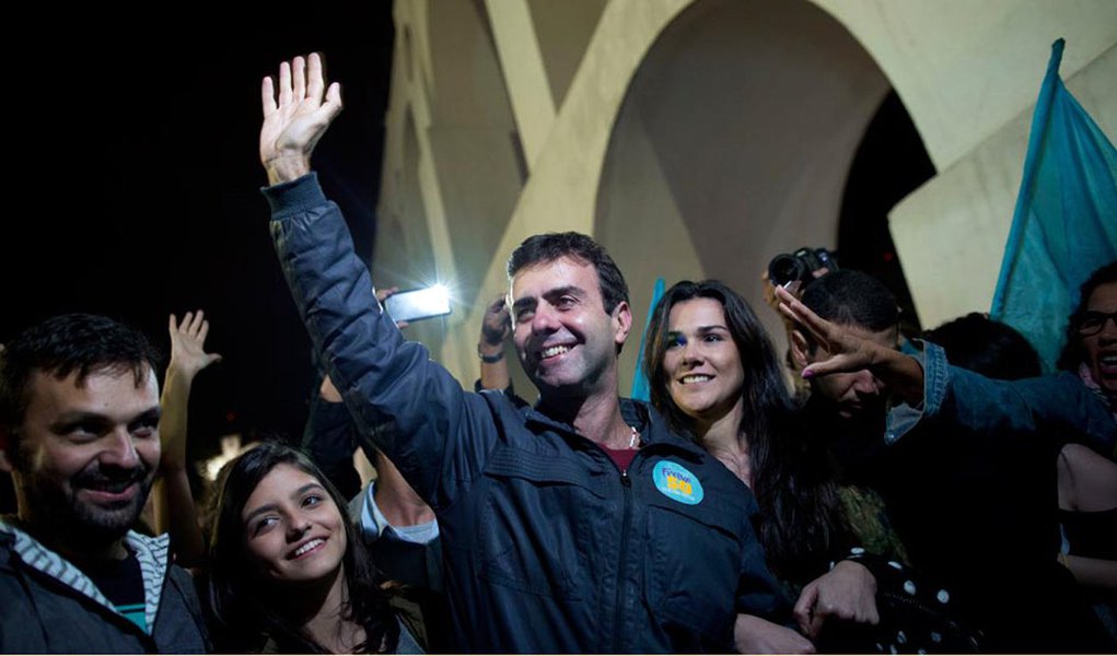 Candidato do PSOL à Prefeitura do Rio, Marcelo Freixo, que está atrás nas pesquisas do segundo turno, diz que "é obrigação o eleitor saber quem é que está por trás da candidatura do Crivella e isso temos feito e vamos fazer no horário eleitoral. Temos programas que mostram a relação do Crivella com todas as forças políticas. Que são verdadeiras, elas existem, não estamos inventando nada. Então, por um lado, temos que ser conhecidos, por outro lado, temos que mostrar quem é o Crivella"; leia sua entrevista à Carta Capital (Foto: Gisele Federicce) Candidato do PSOL à Prefeitura do Rio, Marcelo Freixo, que está atrás nas pesquisas do segundo turno, diz que "é obrigação o eleitor saber quem é que está por trás da candidatura do Crivella e isso temos feito e vamos fazer no horário eleitoral. Temos programas que mostram a relação do Crivella com todas as forças políticas. Que são verdadeiras, elas existem, não estamos inventando nada. Então, por um lado, temos que ser conhecidos, por outro lado, temos que mostrar quem é o Crivella"; leia sua entrevista à Carta Capital
