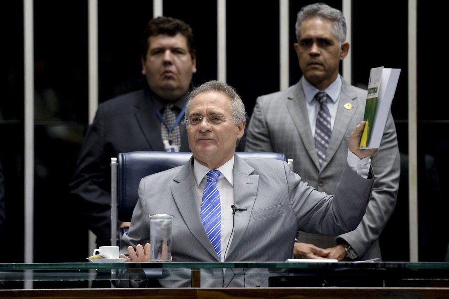 Na medida em que apoiarmos bandeiras amplas e prioritárias, como a da democracia, a da defesa do Congresso, a do respeito ao devido processo legal, e conseguirmos adesões expressivas, teremos mais condições de conseguir respaldo para lutas também fundamentais, como a que precisa barrar a sinistra PEC 241 (Foto: Haroldo Lima) Na medida em que apoiarmos bandeiras amplas e prioritárias, como a da democracia, a da defesa do Congresso, a do respeito ao devido processo legal, e conseguirmos adesões expressivas, teremos mais condições de conseguir respaldo para lutas também fundamentais, como a que precisa barrar a sinistra PEC 241