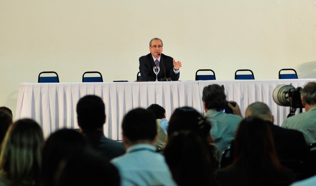 Jornalista Fernando Brito, editor do Tijolaço, aponta que a entrevista coletiva do deputado afastado Eduardo Cunha (PMDB-RJ) só serviu para exibir a sua "crescente solidão"; "Cunha se agarra aos recursos apresentados à Câmara e ao Supremo que, hipoteticamente, lhe permitiriam anular a votação da Comissão de Ética. Nem uma nem outro vão acatá-los, já está claro", diz Brito; "Cunha age no limite entre a frieza e a loucura" (Foto: Aquiles Lins) Jornalista Fernando Brito, editor do Tijolaço, aponta que a entrevista coletiva do deputado afastado Eduardo Cunha (PMDB-RJ) só serviu para exibir a sua "crescente solidão"; "Cunha se agarra aos recursos apresentados à Câmara e ao Supremo que, hipoteticamente, lhe permitiriam anular a votação da Comissão de Ética. Nem uma nem outro vão acatá-los, já está claro", diz Brito; "Cunha age no limite entre a frieza e a loucura"