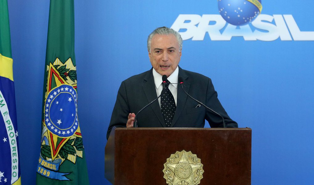 O presidente interino Michel Temer enviou nesta sexta (5) uma carta ao Congresso Nacional na qual diz que os programas sociais são "prioridade" para o governo; a carta foi divulgada no site da Presidência e, segundo a Secretaria de Imprensa, foi enviada aos parlamentares para explicar as ações do governo na área social; publicação de documento ocorre no mesmo dia no qual Temer se reuniu com empresários para discutir proposta de 80 horas de trabalho (Foto: Valter Lima) O presidente interino Michel Temer enviou nesta sexta (5) uma carta ao Congresso Nacional na qual diz que os programas sociais são "prioridade" para o governo; a carta foi divulgada no site da Presidência e, segundo a Secretaria de Imprensa, foi enviada aos parlamentares para explicar as ações do governo na área social; publicação de documento ocorre no mesmo dia no qual Temer se reuniu com empresários para discutir proposta de 80 horas de trabalho