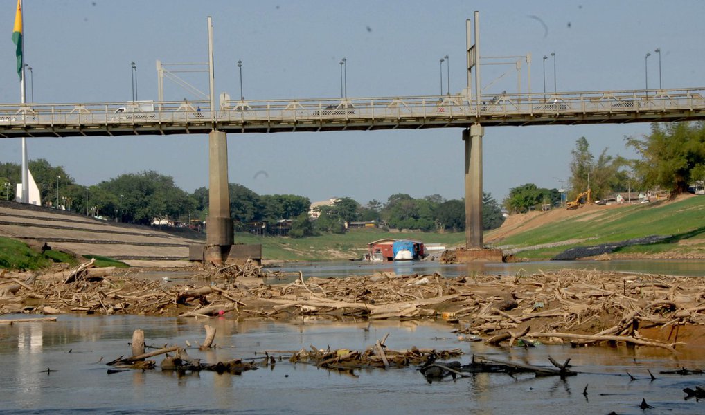 O Estado do Acre enfrenta a pior seca dos últimos 45 anos; em uma semana, o nível do Rio Acre, que abastece oito municípios acrianos, baixou cerca de 20 centímetros, chegando hoje (22) a 1,6 metro em Rio Branco, capital do estado; "É a menor cota em 45 anos de medições da Defesa Civil. Nesse momento, enfrentamos uma escassez de água, porque estamos no mês de julho. A menor marca da história ocorreu em setembro de 2011, atingindo 1,5 metro. Isso foi em setembro e nós ainda estamos em julho. Por isso, a situação é bastante complicada aqui em Rio Branco", disse o major Cláudio Falcão, do Corpo de Bombeiros (Foto: Paulo Emílio) O Estado do Acre enfrenta a pior seca dos últimos 45 anos; em uma semana, o nível do Rio Acre, que abastece oito municípios acrianos, baixou cerca de 20 centímetros, chegando hoje (22) a 1,6 metro em Rio Branco, capital do estado; "É a menor cota em 45 anos de medições da Defesa Civil. Nesse momento, enfrentamos uma escassez de água, porque estamos no mês de julho. A menor marca da história ocorreu em setembro de 2011, atingindo 1,5 metro. Isso foi em setembro e nós ainda estamos em julho. Por isso, a situação é bastante complicada aqui em Rio Branco", disse o major Cláudio Falcão, do Corpo de Bombeiros
