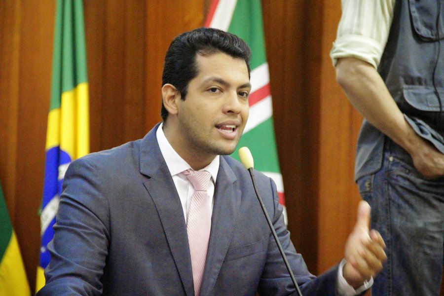 Vereador Thiago Albernaz (PSDB) apresentará nesta quinta-feira um requerimento que permitirá aos motoristas do Uber saírem temporariamente da ilegalidade; proposta visa a barrar as apreensões de veículos determinadas pela prefeitura de Goiânia; “Existe uma imensa falta de razoabilidade nessas recentes apreensões: se estamos discutindo a regulamentação do serviço, como que no meio do processo a prefeitura tem um arroubo de autoritarismo e usa da força contra trabalhadores que está na busca do sustento de suas famílias?" (Foto: José Barbacena) Vereador Thiago Albernaz (PSDB) apresentará nesta quinta-feira um requerimento que permitirá aos motoristas do Uber saírem temporariamente da ilegalidade; proposta visa a barrar as apreensões de veículos determinadas pela prefeitura de Goiânia; “Existe uma imensa falta de razoabilidade nessas recentes apreensões: se estamos discutindo a regulamentação do serviço, como que no meio do processo a prefeitura tem um arroubo de autoritarismo e usa da força contra trabalhadores que está na busca do sustento de suas famílias?"