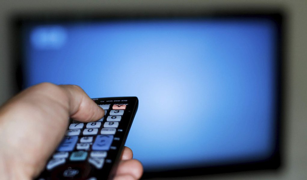 "O Brasil encerrou abril de 2016 com 18,91 milhões de contratos de TV por assinatura. Segundo a Anatel (Agência Nacional de Telecomunicações), o serviço está presente em 28,37% dos domicílios brasileiros. Um ano atrás, em abril de 2015, quando chegou ao seu pico, o país contava 19,76 milhões de assinantes, alcançando 29,90% dos lares", informa o jornalista Mauricio Stycer (Foto: Leonardo Attuch) "O Brasil encerrou abril de 2016 com 18,91 milhões de contratos de TV por assinatura. Segundo a Anatel (Agência Nacional de Telecomunicações), o serviço está presente em 28,37% dos domicílios brasileiros. Um ano atrás, em abril de 2015, quando chegou ao seu pico, o país contava 19,76 milhões de assinantes, alcançando 29,90% dos lares", informa o jornalista Mauricio Stycer