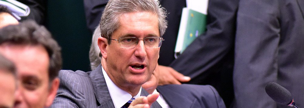Presidente da comissão do impeachment e cotado para disputar a presidência da Câmara, Rogério Rosso (PSD-DF) nega ser aliado de Eduardo Cunha (PMDB-RJ); "É óbvio que não sou nenhum homem de Eduardo Cunha. Quem me elegeu foi o Distrito Federal. Somos parlamentares do Brasil"; em entrevista, ele não falou em candidatura e defendeu que a Casa escolha um "nome de consenso" para suceder Cunha; recentemente, ele foi citado como envolvido na investigação Caixa de Pandora; o congressista negou as acusações (Foto: Leonardo Lucena) Presidente da comissão do impeachment e cotado para disputar a presidência da Câmara, Rogério Rosso (PSD-DF) nega ser aliado de Eduardo Cunha (PMDB-RJ); "É óbvio que não sou nenhum homem de Eduardo Cunha. Quem me elegeu foi o Distrito Federal. Somos parlamentares do Brasil"; em entrevista, ele não falou em candidatura e defendeu que a Casa escolha um "nome de consenso" para suceder Cunha; recentemente, ele foi citado como envolvido na investigação Caixa de Pandora; o congressista negou as acusações
