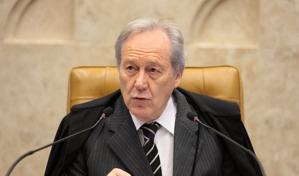 Em artigo, presidente do STF, Ricardo Lewandowski, ressalta o papel do Conselho Nacional de Justiça: “Neste momento conturbado pelo qual passamos, marcado por dificuldades de toda a sorte, não é demais recordar que o Judiciário, coadjuvado pelo CNJ, encontra-se comprometido com o fortalecimento de nosso ainda frágil Estado democrático de Direito, especialmente ao procurar garantir, em cada decisão que profere, a efetivação do princípio constitucional da dignidade da pessoa humana” (Foto: Roberta Namour) Em artigo, presidente do STF, Ricardo Lewandowski, ressalta o papel do Conselho Nacional de Justiça: “Neste momento conturbado pelo qual passamos, marcado por dificuldades de toda a sorte, não é demais recordar que o Judiciário, coadjuvado pelo CNJ, encontra-se comprometido com o fortalecimento de nosso ainda frágil Estado democrático de Direito, especialmente ao procurar garantir, em cada decisão que profere, a efetivação do princípio constitucional da dignidade da pessoa humana”