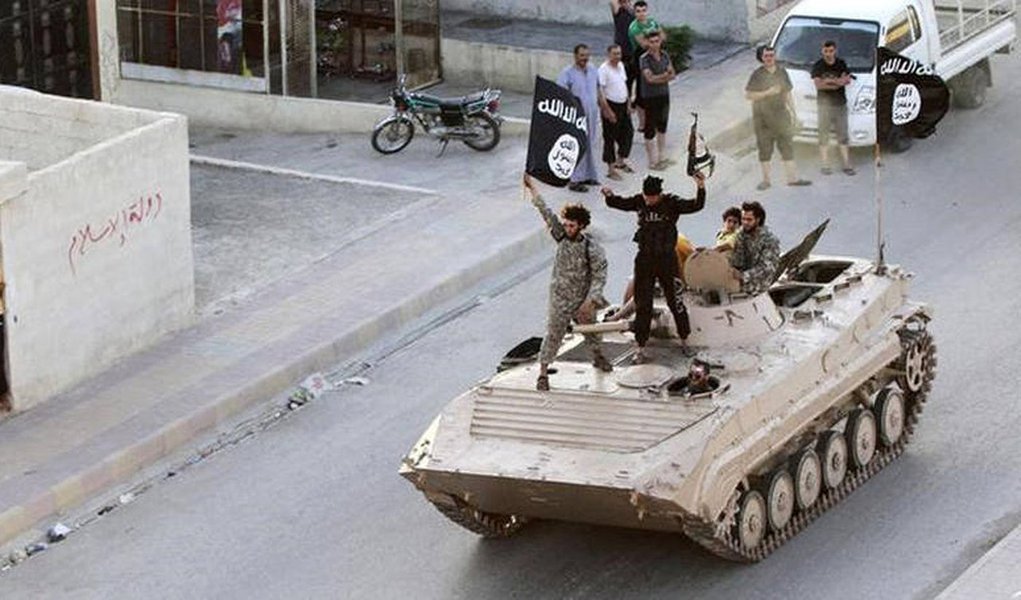 Militantes do grupo Estado Islâmico invadiram várias aldeias próximas às cidades de Al Bab e Manbij, na província síria de Aleppo, e sequestraram mais de 900 habitantes; jihadistas obrigaram um grupo de sequestrados a cavar trincheiras, enquanto utilizavam outros como escudo humano (Foto: Paulo Emílio) Militantes do grupo Estado Islâmico invadiram várias aldeias próximas às cidades de Al Bab e Manbij, na província síria de Aleppo, e sequestraram mais de 900 habitantes; jihadistas obrigaram um grupo de sequestrados a cavar trincheiras, enquanto utilizavam outros como escudo humano