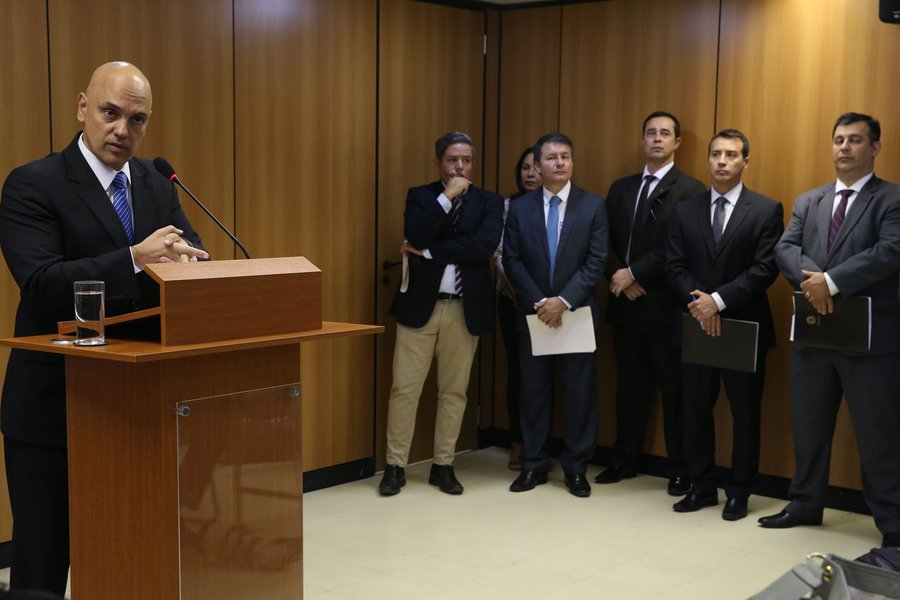 O portal jurídico Jota pontuou em sua conta no Twitter que o ministro interino da Justiça, Alexandre de Moraes, não explicou como a Polícia Federal monitorou os aplicativos de conversa WhatsApp e Telegram, se eles são criptografados; "Ministro da Justiça NÃO explica como a PF monitorava WhatsApp e Telegram, que são criptografados. Diz que atrapalharia investigações", postou Jota (Foto: Gisele Federicce) O portal jurídico Jota pontuou em sua conta no Twitter que o ministro interino da Justiça, Alexandre de Moraes, não explicou como a Polícia Federal monitorou os aplicativos de conversa WhatsApp e Telegram, se eles são criptografados; "Ministro da Justiça NÃO explica como a PF monitorava WhatsApp e Telegram, que são criptografados. Diz que atrapalharia investigações", postou Jota