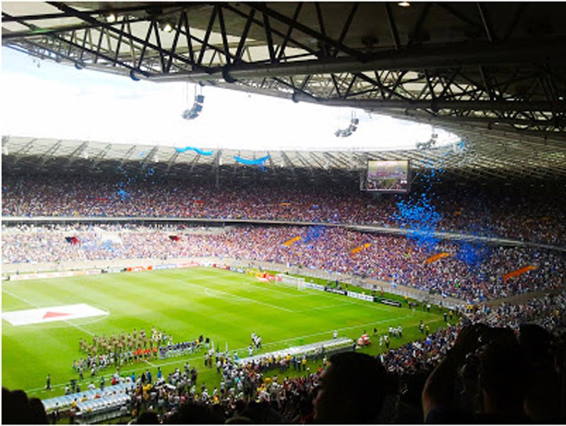 As empreiteiras contratadas para reformar e administrar o estádio Mineirão desviaram mais de R$ 35 milhões dos cofres públicos apenas em 2013 e 2014, de acordo com documentos de uma investigação criminal em curso no MP-MG; duas das empresas que formam o consórcio Minas Arena, a Construcap e a Egesa, são acusadas pelo MPF de fazer parte dos esquemas criminosos investigados no âmbito da Operação Lava Jato, e teriam fraudado números de seus balanços oficiais, como lucro líquido resultante da exploração do estádio, para tornar maiores os repasses financeiros recebidos pelo governo estadual (Foto: Leonardo Lucena) As empreiteiras contratadas para reformar e administrar o estádio Mineirão desviaram mais de R$ 35 milhões dos cofres públicos apenas em 2013 e 2014, de acordo com documentos de uma investigação criminal em curso no MP-MG; duas das empresas que formam o consórcio Minas Arena, a Construcap e a Egesa, são acusadas pelo MPF de fazer parte dos esquemas criminosos investigados no âmbito da Operação Lava Jato, e teriam fraudado números de seus balanços oficiais, como lucro líquido resultante da exploração do estádio, para tornar maiores os repasses financeiros recebidos pelo governo estadual