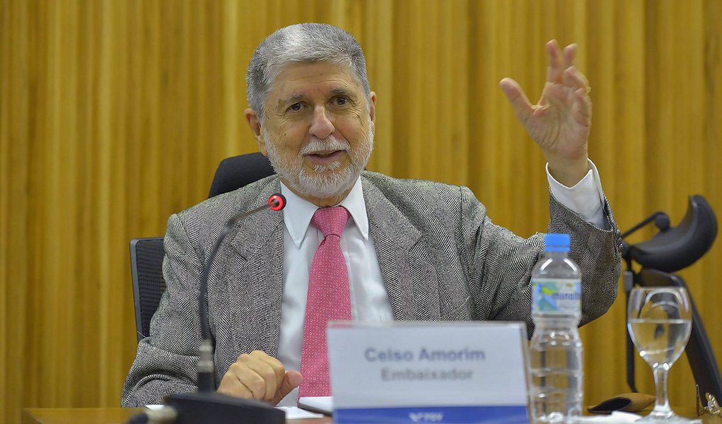 Ex-chanceler nos dois governos do ex-presidente Lula e ministro da Defesa no primeiro governo Dilma Rousseff, o diplomata Celso Amorim foi eleito nessa quinta-feira, 23, diretor-geral da Unitaid, órgão mundial para o combate a doenças como tuberculose, malária e Aids; Amorim substitui o ex-chanceler francês Philippe Douste-Blazy, que estava no comando da Unitaid desde 2006, quando foi criada pelo Brasil e pela França; além de Amorim, outros dois brasileiros presidem órgãos internacionais –o ex-ministro José Graziano lidera o Fundo de Combate à Fome da ONU (FAO) e Roberto Azevêdo, a Organização Mundial do Comércio (OMC) (Foto: Aquiles Lins) Ex-chanceler nos dois governos do ex-presidente Lula e ministro da Defesa no primeiro governo Dilma Rousseff, o diplomata Celso Amorim foi eleito nessa quinta-feira, 23, diretor-geral da Unitaid, órgão mundial para o combate a doenças como tuberculose, malária e Aids; Amorim substitui o ex-chanceler francês Philippe Douste-Blazy, que estava no comando da Unitaid desde 2006, quando foi criada pelo Brasil e pela França; além de Amorim, outros dois brasileiros presidem órgãos internacionais –o ex-ministro José Graziano lidera o Fundo de Combate à Fome da ONU (FAO) e Roberto Azevêdo, a Organização Mundial do Comércio (OMC)