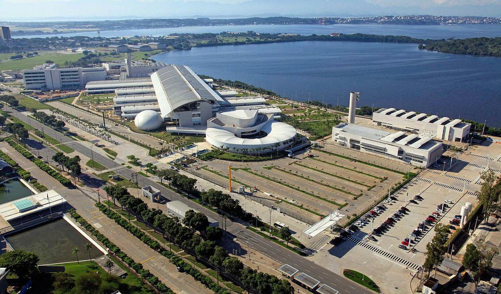 Criado nos anos 70, o Centro de Pesquisas e Desenvolvimento Leopoldo Américo Miguez de Mello (Cenpes), que fica na UFRJ, é responsável pela criação de tecnologias para a Petrobras, além de projetar e fiscalizar obras realizadas na estatal; sua construção, alvo da Lava Jato, foram orçadas em cerca de R$ 840 milhões, mas custaram mais de R$ 2,5 bilhões após mais de 50 aditivos contratuais pedidos pelas empreiteiras; diferentes contratos da ampliação do Cenpes foram repartidos entre as empresas investigadas por formação de cartel (Foto: Leonardo Lucena) Criado nos anos 70, o Centro de Pesquisas e Desenvolvimento Leopoldo Américo Miguez de Mello (Cenpes), que fica na UFRJ, é responsável pela criação de tecnologias para a Petrobras, além de projetar e fiscalizar obras realizadas na estatal; sua construção, alvo da Lava Jato, foram orçadas em cerca de R$ 840 milhões, mas custaram mais de R$ 2,5 bilhões após mais de 50 aditivos contratuais pedidos pelas empreiteiras; diferentes contratos da ampliação do Cenpes foram repartidos entre as empresas investigadas por formação de cartel