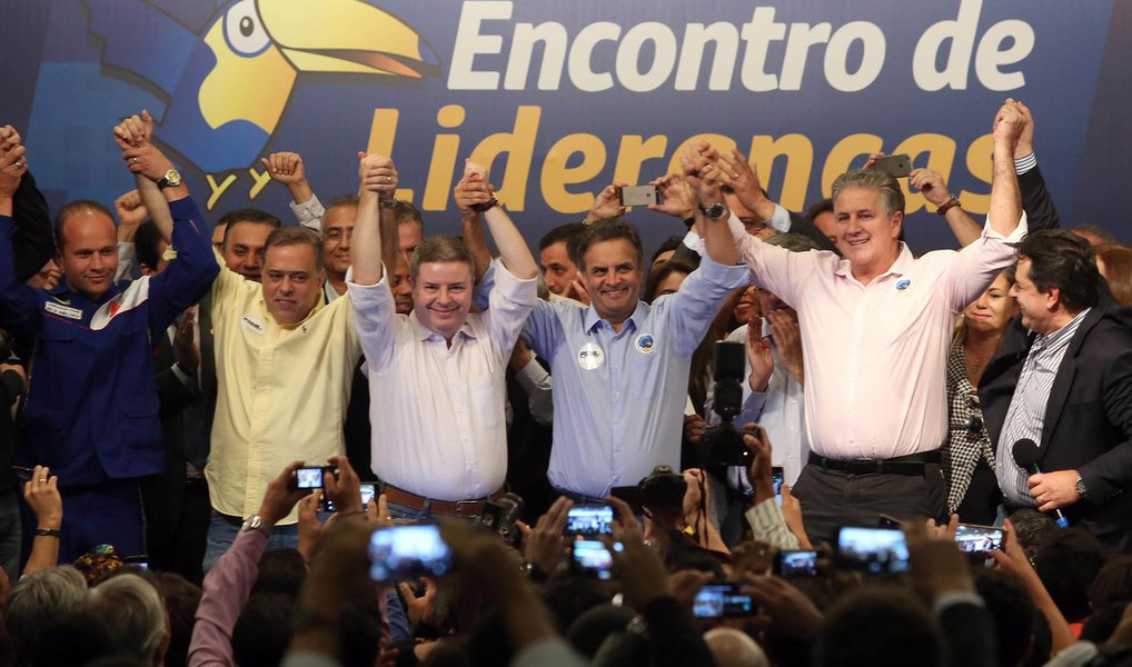 De acordo com o senador e presidente nacional do PSDB, Aécio Neves, membros da sua legenda têm dialogado "nos últimos meses com várias forças políticas"; "E a partir dessas conversas, em especial conversas com as bases do PSDB, em Belo Horizonte, estamos hoje com muita alegria apresentando como pré-candidato do PSDB à prefeitura de Belo Horizonte o nome do deputado João Leite"; Aécio disse não ver estremecimento na relação com o prefeito Marcio Lacerda (PSB) e também demonstrou tranquilidade quanto a um eventual desgaste na campanha por conta das citações a oposicionistas ao PT em nível nacional durante a Operação Lava Jato; sobre denúncias contra o ex-presidente do PSDB-MG Narcio Rodrigues, o tucano afirmou acreditar que seu correligionário conseguirá provar a inocência (Foto: Leonardo Lucena) De acordo com o senador e presidente nacional do PSDB, Aécio Neves, membros da sua legenda têm dialogado "nos últimos meses com várias forças políticas"; "E a partir dessas conversas, em especial conversas com as bases do PSDB, em Belo Horizonte, estamos hoje com muita alegria apresentando como pré-candidato do PSDB à prefeitura de Belo Horizonte o nome do deputado João Leite"; Aécio disse não ver estremecimento na relação com o prefeito Marcio Lacerda (PSB) e também demonstrou tranquilidade quanto a um eventual desgaste na campanha por conta das citações a oposicionistas ao PT em nível nacional durante a Operação Lava Jato; sobre denúncias contra o ex-presidente do PSDB-MG Narcio Rodrigues, o tucano afirmou acreditar que seu correligionário conseguirá provar a inocência