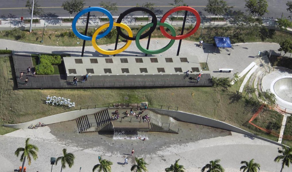 Os Jogos Olímpicos Rio 2016 começam no próximo dia 5 e a expectativa, de acordo com o Sebrae, é que sejam movimentados mais de R$ 300 milhões para as pequenas e médias empresas envolvidas diretamente na organização e fornecimento das Olimpíadas e Paralimpíadas, sem contar aqueles que se beneficiarão com o fluxo de turistas de dentro e fora do País; empresas de diferentes setores perceberam a necessidade de arrumarem a casinha para melhor capitalizarem as oportunidades provenientes dos dois eventos; trata-se de uma porta que se abre diante da presença de 500 mil turistas, 10,5 mil atletas, 45 mil voluntários, 85 mil terceirizados e 8 mil funcionários oficiais, que devem injetar R$ 1,7 bilhão na economia nacional, segundo dados da Embratur; confira as dicas (Foto: Leonardo Lucena) Os Jogos Olímpicos Rio 2016 começam no próximo dia 5 e a expectativa, de acordo com o Sebrae, é que sejam movimentados mais de R$ 300 milhões para as pequenas e médias empresas envolvidas diretamente na organização e fornecimento das Olimpíadas e Paralimpíadas, sem contar aqueles que se beneficiarão com o fluxo de turistas de dentro e fora do País; empresas de diferentes setores perceberam a necessidade de arrumarem a casinha para melhor capitalizarem as oportunidades provenientes dos dois eventos; trata-se de uma porta que se abre diante da presença de 500 mil turistas, 10,5 mil atletas, 45 mil voluntários, 85 mil terceirizados e 8 mil funcionários oficiais, que devem injetar R$ 1,7 bilhão na economia nacional, segundo dados da Embratur; confira as dicas