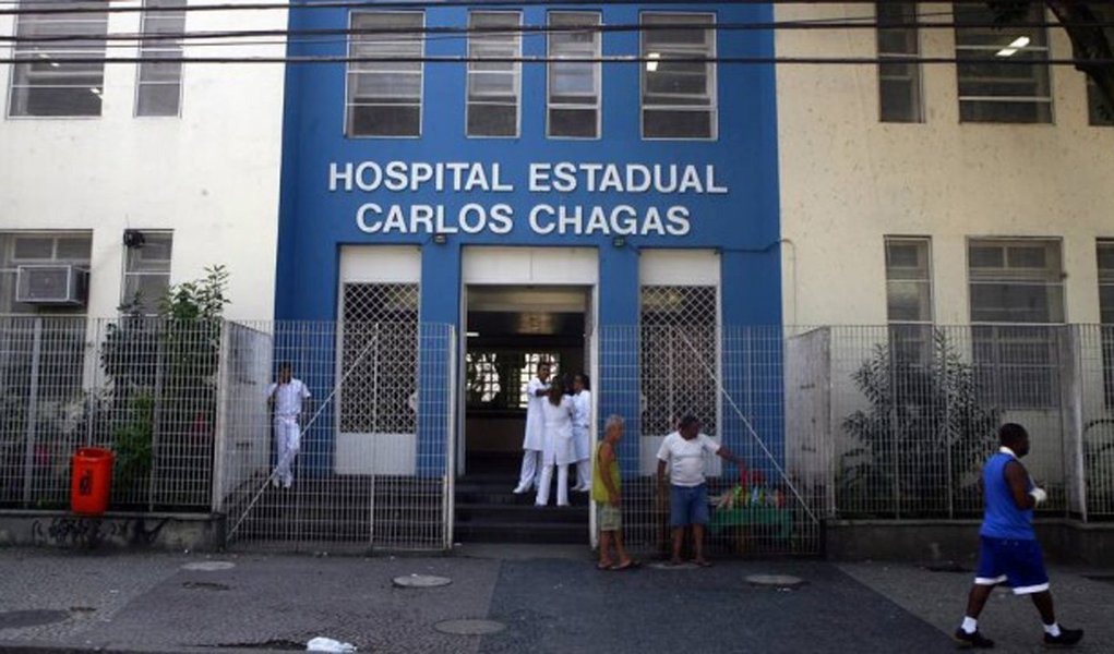 A Unidade de Terapia Intensiva (UTI) pediátrica do Hospital Estadual Carlos Chagas, em Marechal Hermes, zona norte da capital fluminense, foi afetada pela crise financeira do estado; segundo o presidente do Sindicato dos Médicos do Rio de Janeiro, Jorge Darze, crianças internadas na UTI teriam de ser transferidas para outros hospitais; a Secretaria Estadual de Saúde nega a informação e diz que o setor está funcionando normalmente (Foto: Leonardo Lucena) A Unidade de Terapia Intensiva (UTI) pediátrica do Hospital Estadual Carlos Chagas, em Marechal Hermes, zona norte da capital fluminense, foi afetada pela crise financeira do estado; segundo o presidente do Sindicato dos Médicos do Rio de Janeiro, Jorge Darze, crianças internadas na UTI teriam de ser transferidas para outros hospitais; a Secretaria Estadual de Saúde nega a informação e diz que o setor está funcionando normalmente