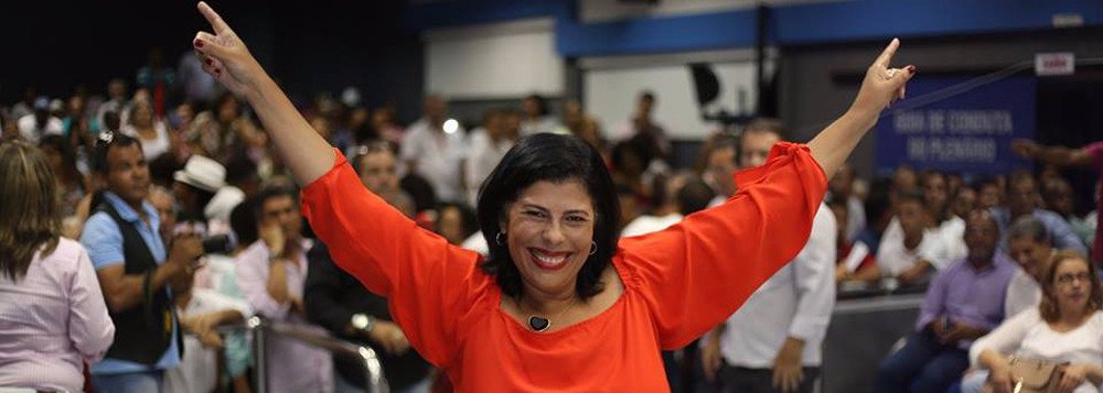 O PCdoB de Camaçari marcou para sexta-feira (29) a convenção que vai homologar a candidatura da ex-secretária de Governo Jailce Andrade à prefeitura; Jailce diz que está "confiante", e assegura que "não existe nenhuma possibilidade de desistência ou composição com nenhum outro grupo político" (Foto: Romulo Faro) O PCdoB de Camaçari marcou para sexta-feira (29) a convenção que vai homologar a candidatura da ex-secretária de Governo Jailce Andrade à prefeitura; Jailce diz que está "confiante", e assegura que "não existe nenhuma possibilidade de desistência ou composição com nenhum outro grupo político"