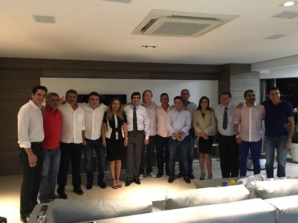 Um grupo formado por 15 deputados reunidos em torno do colega de parlamento Mauro Carlesse (PHS) fechou apoio à construção de uma chapa para a mesa diretora da Assembleia Legislativa (AL), cuja eleição acontece no próximo dia 8; em nota encaminhada pela assessoria da deputada Luana Ribeiro, em nome dos 15 parlamentares citados, o grupo reitera o posicionamento pela “construção de uma chapa suprapartidária para a eleição da mesa diretora da Assembleia Legislativa do Estado do Tocantins, biênio 2017/2018” (Foto: Leonardo Lucena) Um grupo formado por 15 deputados reunidos em torno do colega de parlamento Mauro Carlesse (PHS) fechou apoio à construção de uma chapa para a mesa diretora da Assembleia Legislativa (AL), cuja eleição acontece no próximo dia 8; em nota encaminhada pela assessoria da deputada Luana Ribeiro, em nome dos 15 parlamentares citados, o grupo reitera o posicionamento pela “construção de uma chapa suprapartidária para a eleição da mesa diretora da Assembleia Legislativa do Estado do Tocantins, biênio 2017/2018”