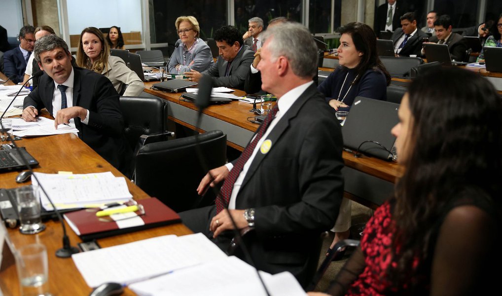 O senador Lindbergh Farias (PT) acusou a advogada Janaína Paschoal de usar a comissão do impeachment para se posicionar politicamente, evitando o debate jurídico em torno de eventual crime de responsabilidade que tenha sido cometido pela presidente Dilma Rousseff; o senador disse que advogada tinha sido contratada pelo PSDB e não estava ali por idealismo: "A senhora começou nesse processo por R$ 45 mil. Foi por isso que a senhora começou. Contratada pelo PSDB, sim. Agora é a idealista. Não venha com esta!”
(Foto: Valter Lima) O senador Lindbergh Farias (PT) acusou a advogada Janaína Paschoal de usar a comissão do impeachment para se posicionar politicamente, evitando o debate jurídico em torno de eventual crime de responsabilidade que tenha sido cometido pela presidente Dilma Rousseff; o senador disse que advogada tinha sido contratada pelo PSDB e não estava ali por idealismo: "A senhora começou nesse processo por R$ 45 mil. Foi por isso que a senhora começou. Contratada pelo PSDB, sim. Agora é a idealista. Não venha com esta!”