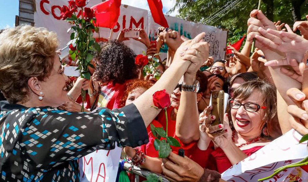 Em discurso na Universidade Federal de Pernambuco, em Recife, onde foi recebida com flores, a presidente eleita Dilma Rousseff disse que se pergunta todos os dias, quando acorda, quem do governo vai cair; "Todo dia nós acordamos e nos perguntamos: quem vai cair hoje?", alfinetou, em uma crítica ao governo interino de Michel Temer, do qual três ministros já deixaram o cargo em 36 dias por denúncias de corrupção; ela voltou a dizer que o processo de impeachment foi uma "conspiração" para tentar barrar a Lava Jato e que as razões têm ficado cada vez mais claras; "Nunca achei que voltaria a lutar contra o golpe e a favor da democracia", afirmou (Foto: Aline Lima) Em discurso na Universidade Federal de Pernambuco, em Recife, onde foi recebida com flores, a presidente eleita Dilma Rousseff disse que se pergunta todos os dias, quando acorda, quem do governo vai cair; "Todo dia nós acordamos e nos perguntamos: quem vai cair hoje?", alfinetou, em uma crítica ao governo interino de Michel Temer, do qual três ministros já deixaram o cargo em 36 dias por denúncias de corrupção; ela voltou a dizer que o processo de impeachment foi uma "conspiração" para tentar barrar a Lava Jato e que as razões têm ficado cada vez mais claras; "Nunca achei que voltaria a lutar contra o golpe e a favor da democracia", afirmou