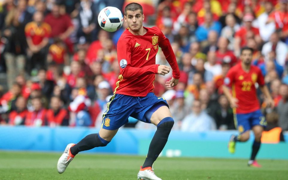 A Espanha se tornou a primeira equipe a marcar mais de dois gols em um jogo da Euro 2016, batendo a Turquia por 3 x 0 nesta sexta-feira, quando Andrés Iniesta voltou a brilhar e o atacante Alvaro Morata respondeu aos críticos com dois gols (Foto: Gisele Federicce) A Espanha se tornou a primeira equipe a marcar mais de dois gols em um jogo da Euro 2016, batendo a Turquia por 3 x 0 nesta sexta-feira, quando Andrés Iniesta voltou a brilhar e o atacante Alvaro Morata respondeu aos críticos com dois gols