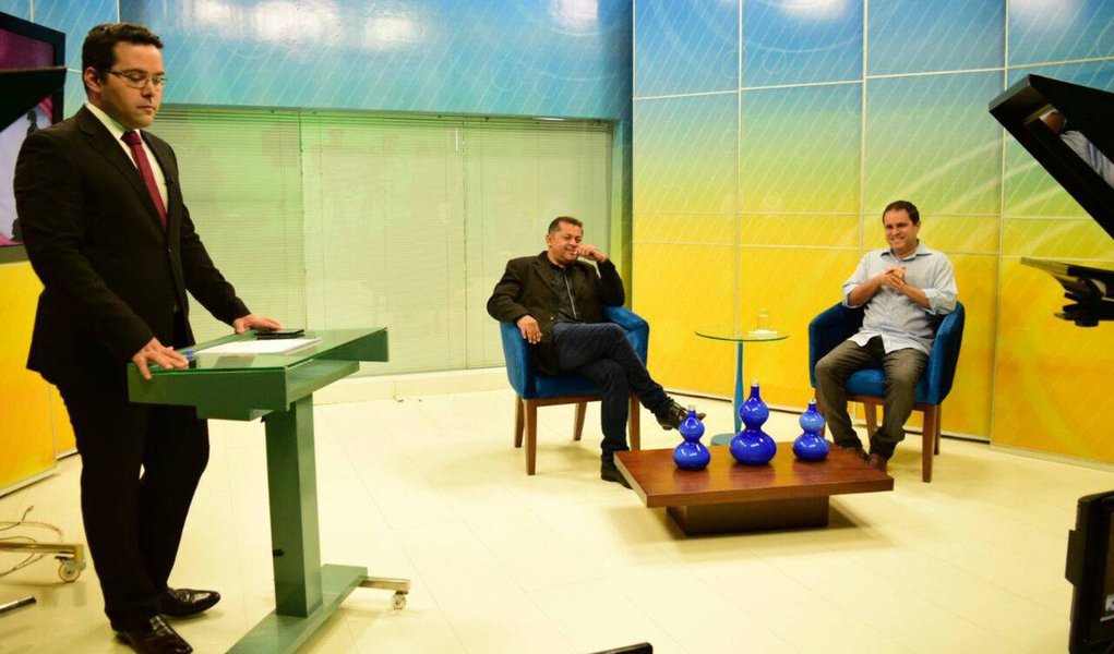 O prefeito de São Luís e candidato à reeleição, Edivaldo Holanda Junior (PDT), disse que não esconde seus parceiros políticos e acrescentou que não tem vergonha de apresentar seu pai, o deputado estadual Edivaldo Holanda (PTC); “Tenho muito amor pelo meu pai e respeito. Amo muito a minha família, agradeço a Deus pela esposa, pelas filhas que me deu. Tenho muito orgulho de poder ter o pai que tenho”, afirmou; “Meu campo político sempre foi ao lado de Jackson Lago, ao lado do governador Flávio Dino. Por tanto, nosso campo político sempre foi bem definido” (Foto: Leonardo Lucena) O prefeito de São Luís e candidato à reeleição, Edivaldo Holanda Junior (PDT), disse que não esconde seus parceiros políticos e acrescentou que não tem vergonha de apresentar seu pai, o deputado estadual Edivaldo Holanda (PTC); “Tenho muito amor pelo meu pai e respeito. Amo muito a minha família, agradeço a Deus pela esposa, pelas filhas que me deu. Tenho muito orgulho de poder ter o pai que tenho”, afirmou; “Meu campo político sempre foi ao lado de Jackson Lago, ao lado do governador Flávio Dino. Por tanto, nosso campo político sempre foi bem definido”