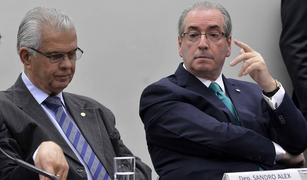 "Se for decretada, a prisão terá de ser referendada pelo plenário da Câmara. Adversários de Cunha dizem que já se formou no plenário da Câmara uma maioria folgada pró-cassação. Nessa versão, a oferta de renúncia ao comando da Casa teria chegado tarde demais. Pode ser. Mas não convém baixar a guarda. No Legislativo brasileiro, nada tem história e pouca gente tem biografia. Se permitirem que Cunha salve o mandato, ele acabará substituindo Paulo Maluf como símbolo da reabsolvição eterna", diz Josias de Souza
(Foto: Roberta Namour) "Se for decretada, a prisão terá de ser referendada pelo plenário da Câmara. Adversários de Cunha dizem que já se formou no plenário da Câmara uma maioria folgada pró-cassação. Nessa versão, a oferta de renúncia ao comando da Casa teria chegado tarde demais. Pode ser. Mas não convém baixar a guarda. No Legislativo brasileiro, nada tem história e pouca gente tem biografia. Se permitirem que Cunha salve o mandato, ele acabará substituindo Paulo Maluf como símbolo da reabsolvição eterna", diz Josias de Souza