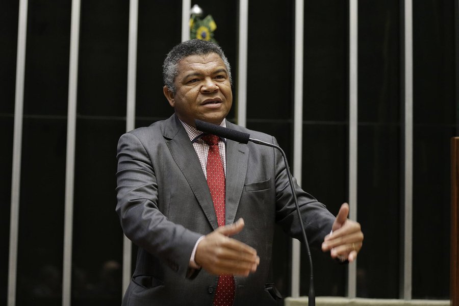 "Indignado" com as declarações do presidente afastado da Câmara, Eduardo Cunha, o deputado baiano Valmir Assunção disse nesta terça-feira que "agora só falta o deputado (Cunha) pedir pelo amor de Deus para não ser preso"; "Chega a ser ridículo usar o dinheiro público para se manter na mídia, já que os golpistas amigos dele o deixaram na mão. Cunha gasta mais de R$ 500 mil por mês para ficar 'preso' entre quatro paredes, igual ao seu pupilo Temer, que está aquartelado no Congresso, não pode ir para lugar algum que é vaiado", diz Valmir (Foto: Romulo Faro) "Indignado" com as declarações do presidente afastado da Câmara, Eduardo Cunha, o deputado baiano Valmir Assunção disse nesta terça-feira que "agora só falta o deputado (Cunha) pedir pelo amor de Deus para não ser preso"; "Chega a ser ridículo usar o dinheiro público para se manter na mídia, já que os golpistas amigos dele o deixaram na mão. Cunha gasta mais de R$ 500 mil por mês para ficar 'preso' entre quatro paredes, igual ao seu pupilo Temer, que está aquartelado no Congresso, não pode ir para lugar algum que é vaiado", diz Valmir