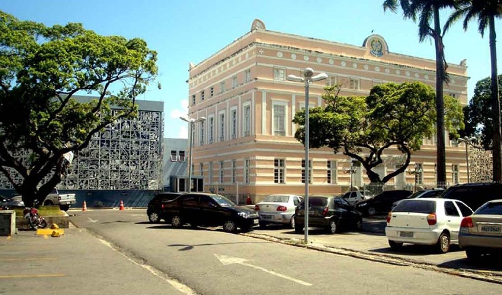 Os deputados estaduais das comissões permanentes aprovaram os pareceres favoráveis ao Projeto de Lei, de autoria do Poder Judiciário, que regulamenta à concessão de auxílio-moradia, no valor de R$ 4.377,73 por mês, para cada magistrado da ativa no Estado; impacto financeiro é estimado em mais de R$ 7 milhões por ano com o pagamento do benefício a 138 magistrados alagoanos (Foto: Voney Malta) Os deputados estaduais das comissões permanentes aprovaram os pareceres favoráveis ao Projeto de Lei, de autoria do Poder Judiciário, que regulamenta à concessão de auxílio-moradia, no valor de R$ 4.377,73 por mês, para cada magistrado da ativa no Estado; impacto financeiro é estimado em mais de R$ 7 milhões por ano com o pagamento do benefício a 138 magistrados alagoanos