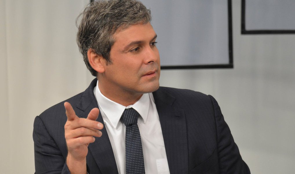 O senador Lindbergh Farias (PT-RJ) defendeu nesta segunda (4) que a defesa da presidente Dilma Rousseff encurte o prazo para apresentação das suas alegações finais para fazer com que o julgamento final do impeachment ocorra durante os Jogos Olímpicos do Rio de Janeiro; "Vou defender internamente que a defesa abra mão de uma semana para que nós votemos ainda na Olimpíada, porque eles estão querendo é fugir aqui do impacto internacional, porque todo mundo está tratando disso que está acontecendo no Brasil como um golpe, um golpe parlamentar. A repercussão no mundo inteiro é essa. E agora eles não querem misturar com a Olimpíada", afirmou (Foto: Valter Lima) O senador Lindbergh Farias (PT-RJ) defendeu nesta segunda (4) que a defesa da presidente Dilma Rousseff encurte o prazo para apresentação das suas alegações finais para fazer com que o julgamento final do impeachment ocorra durante os Jogos Olímpicos do Rio de Janeiro; "Vou defender internamente que a defesa abra mão de uma semana para que nós votemos ainda na Olimpíada, porque eles estão querendo é fugir aqui do impacto internacional, porque todo mundo está tratando disso que está acontecendo no Brasil como um golpe, um golpe parlamentar. A repercussão no mundo inteiro é essa. E agora eles não querem misturar com a Olimpíada", afirmou