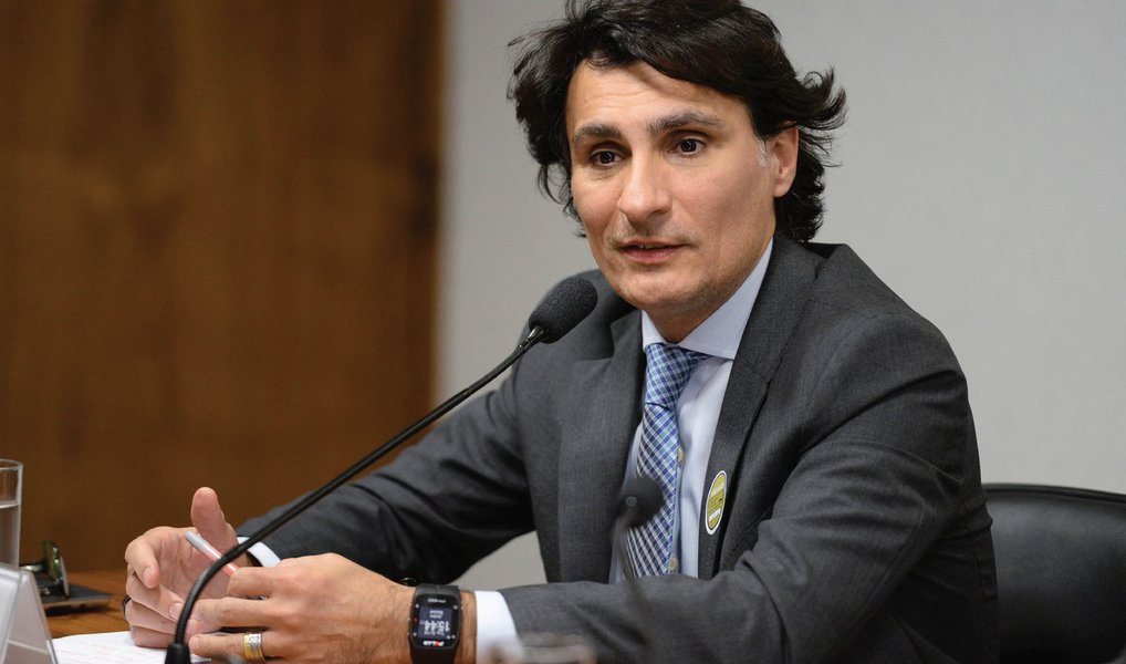 O ex-secretário de Política Agrícola do Ministério da Agricultura, André Nassar, disse nesta terça (14) à Comissão Processante do Impeachment que o Banco do Brasil (BB) tinha interesse em “fazer o dinheiro girar” ao emprestar dinheiro do Plano Safra para produtores rurais, mesmo recebendo os repasses em atraso por parte do governo; segundo Nassar, que depôs como testemunha de defesa da presidente Dilma Rousseff, o banco tinha a garantia de que receberia a equalização dos juros do programa e a manutenção dos pagamentos aos produtores foi importante para evitar que houvesse um prejuízo maior para o país (Foto: Valter Lima) O ex-secretário de Política Agrícola do Ministério da Agricultura, André Nassar, disse nesta terça (14) à Comissão Processante do Impeachment que o Banco do Brasil (BB) tinha interesse em “fazer o dinheiro girar” ao emprestar dinheiro do Plano Safra para produtores rurais, mesmo recebendo os repasses em atraso por parte do governo; segundo Nassar, que depôs como testemunha de defesa da presidente Dilma Rousseff, o banco tinha a garantia de que receberia a equalização dos juros do programa e a manutenção dos pagamentos aos produtores foi importante para evitar que houvesse um prejuízo maior para o país