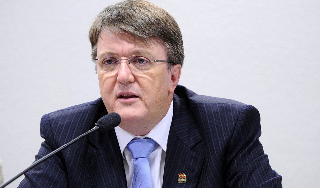 Em nota, o Consed, que é presidido pelo secretário de Educação de Santa Cataria, Eduardo Deschamps, pede que a medida não restrinja os investimentos na Educação; "O Consed entende a necessidade da adoção de medidas de ajuste, mas alerta para a necessidade de tratar a Educação de maneira diferenciada para ser prioridade frente aos inúmeros desafios que temos para execução do Plano Nacional de Educação, sem que haja redução ou restrição dos recursos nesta área", diz a entidade (Foto: Aquiles Lins) Em nota, o Consed, que é presidido pelo secretário de Educação de Santa Cataria, Eduardo Deschamps, pede que a medida não restrinja os investimentos na Educação; "O Consed entende a necessidade da adoção de medidas de ajuste, mas alerta para a necessidade de tratar a Educação de maneira diferenciada para ser prioridade frente aos inúmeros desafios que temos para execução do Plano Nacional de Educação, sem que haja redução ou restrição dos recursos nesta área", diz a entidade