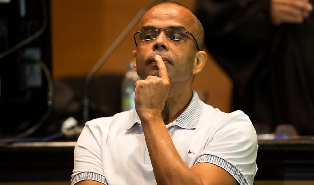O traficante Luiz Fernando da Costa, o Fernandinho Beira-Mar, foi condenado pelo Conselho de Sentença do 2° Tribunal do Júri da Capital, do TJ-RJ, no crime de homicídio triplamente qualificado (motivo torpe, sem chances de defesa e com emprego de tortura) e por comandar a execução do estudante de informática Michel Anderson Nascimento dos Santos, de 21 anos; Beira-Mar recebeu a pena de 30 anos de prisão; o estudante foi morto, em agosto de 1999, na Favela Beira-Mar, em Duque de Caxias, na Baixada Fluminense após ser torturado, enquanto, da prisão, o traficante dava as ordens por meio de ligação telefônica (Foto: Leonardo Lucena) O traficante Luiz Fernando da Costa, o Fernandinho Beira-Mar, foi condenado pelo Conselho de Sentença do 2° Tribunal do Júri da Capital, do TJ-RJ, no crime de homicídio triplamente qualificado (motivo torpe, sem chances de defesa e com emprego de tortura) e por comandar a execução do estudante de informática Michel Anderson Nascimento dos Santos, de 21 anos; Beira-Mar recebeu a pena de 30 anos de prisão; o estudante foi morto, em agosto de 1999, na Favela Beira-Mar, em Duque de Caxias, na Baixada Fluminense após ser torturado, enquanto, da prisão, o traficante dava as ordens por meio de ligação telefônica