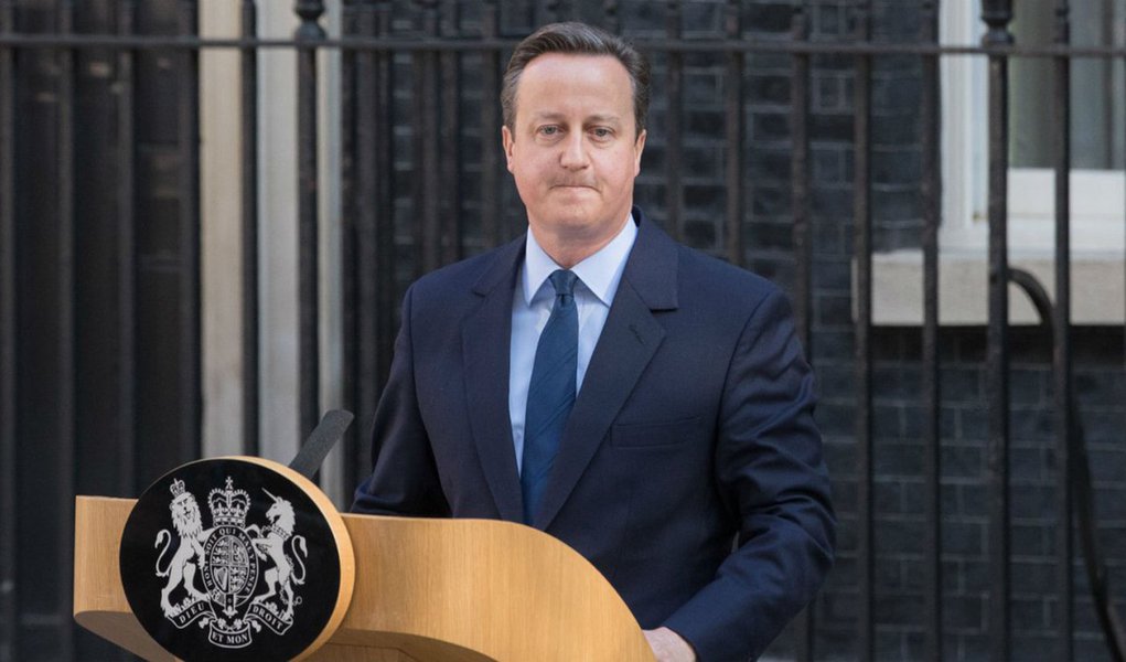 Em seu primeiro pronunciamento britânico depois da decisão da maioria da população do Reino Unido de deixar a União Europeia, o primeiro-ministro David Cameron defendeu que a Grã Bretanha não deve dar as costas à Europa nem ao resto do mundo; "O Reino Unido está disposto a abandonar a União Europeia, mas não devemos dar as costas à Europa nem ao resto do mundo", afirmou; Cameron foi enfático sobre o resultado do decisão; "Não pode haver dúvidas sobre o resultado. Estou certo, e o gabinete concordou nesta manhã, que a decisão precisa ser aceita" (Foto: Aquiles Lins) Em seu primeiro pronunciamento britânico depois da decisão da maioria da população do Reino Unido de deixar a União Europeia, o primeiro-ministro David Cameron defendeu que a Grã Bretanha não deve dar as costas à Europa nem ao resto do mundo; "O Reino Unido está disposto a abandonar a União Europeia, mas não devemos dar as costas à Europa nem ao resto do mundo", afirmou; Cameron foi enfático sobre o resultado do decisão; "Não pode haver dúvidas sobre o resultado. Estou certo, e o gabinete concordou nesta manhã, que a decisão precisa ser aceita"