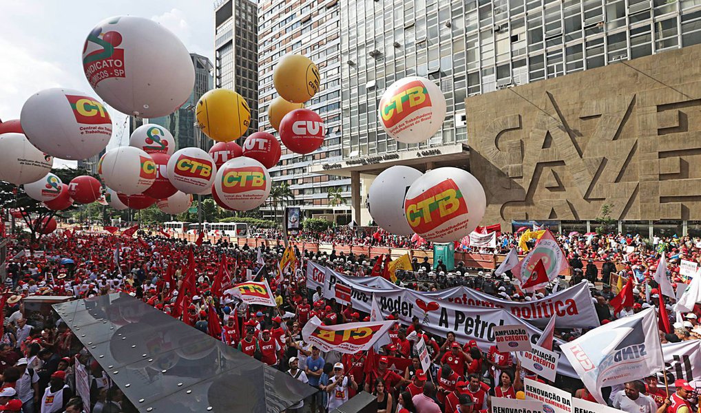 As centrais sindicais definiram 16 de agosto como um dia de mobilização por manutenção de direitos sociais, criação de empregos e retomada do crescimento; com posições diferentes em relação ao governo interino e ao processo de impeachment, as entidades se uniram em torno de uma pauta, aprovada nesta terça (26), durante encontro nacional realizado em São Paulo, que inclui redução da taxa básica de juros, redução da jornada para 40 horas semanais, retomada do investimento público e privado, política industrial e estímulo à construção civil (Foto: Valter Lima) As centrais sindicais definiram 16 de agosto como um dia de mobilização por manutenção de direitos sociais, criação de empregos e retomada do crescimento; com posições diferentes em relação ao governo interino e ao processo de impeachment, as entidades se uniram em torno de uma pauta, aprovada nesta terça (26), durante encontro nacional realizado em São Paulo, que inclui redução da taxa básica de juros, redução da jornada para 40 horas semanais, retomada do investimento público e privado, política industrial e estímulo à construção civil