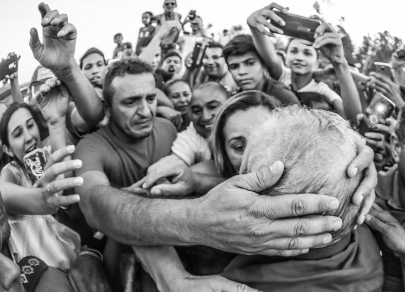 “Se eles estão fazendo tudo isso apenas com a ideia de que é preciso impedir que o Lula volte a ser candidato, eles vão ter é que proibir vocês de votar. Não adianta ter medo do Lula, eles têm que ter medo de vocês, que aprenderam a ter direitos, a ter cidadania, a analisar o que é certo e que é errado”, declarou o ex-presidente Lula, em sua terceira parada no Ceará, no município de Iguatu. Em discurso na tarde desta quarta (21), o petista voltou a criticar o impeachment de Dilma Rousseff e emocionou-se ao relembrar a situação em que viviam os nordestinos (Foto: Rodrigo Rocha) “Se eles estão fazendo tudo isso apenas com a ideia de que é preciso impedir que o Lula volte a ser candidato, eles vão ter é que proibir vocês de votar. Não adianta ter medo do Lula, eles têm que ter medo de vocês, que aprenderam a ter direitos, a ter cidadania, a analisar o que é certo e que é errado”, declarou o ex-presidente Lula, em sua terceira parada no Ceará, no município de Iguatu. Em discurso na tarde desta quarta (21), o petista voltou a criticar o impeachment de Dilma Rousseff e emocionou-se ao relembrar a situação em que viviam os nordestinos