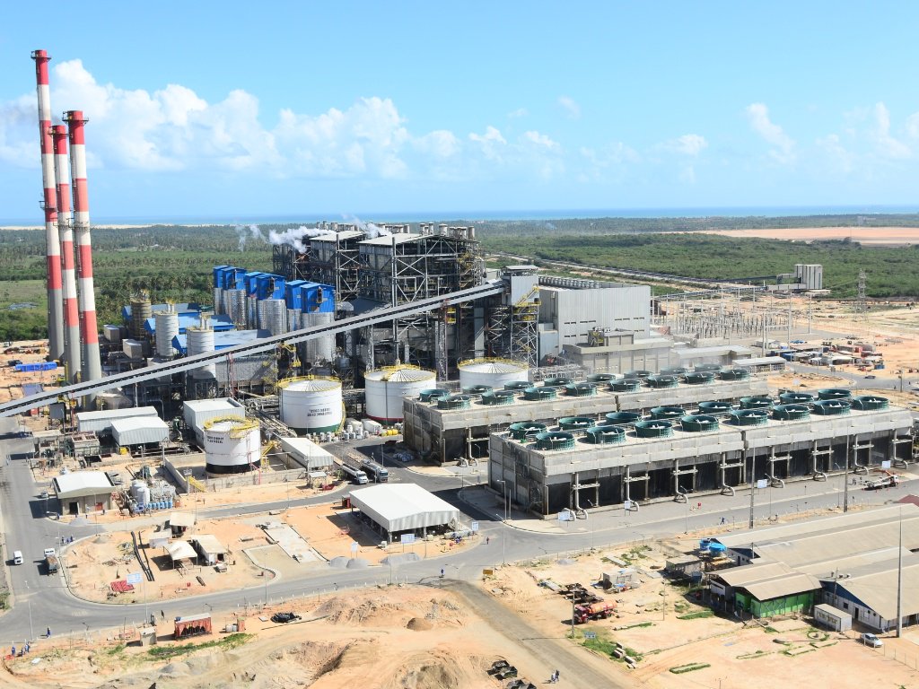 A Petrobras informou neste sábado que suspendeu na sexta-feira (1º) a oferta de gás natural destinado à usina termelétrica de Aparecida, responsável por parte do fornecimento de energia elétrica em Manaus (AM), devido à falta de pagamentos da Eletrobras; a estatal afirmou em nota que a Amazonas Energia, que opera a térmica, e sua garantidora, a Eletrobras, estão inadimplentes com a Petrobras; valores da dívida não foram citados (Foto: Romulo Faro) A Petrobras informou neste sábado que suspendeu na sexta-feira (1º) a oferta de gás natural destinado à usina termelétrica de Aparecida, responsável por parte do fornecimento de energia elétrica em Manaus (AM), devido à falta de pagamentos da Eletrobras; a estatal afirmou em nota que a Amazonas Energia, que opera a térmica, e sua garantidora, a Eletrobras, estão inadimplentes com a Petrobras; valores da dívida não foram citados