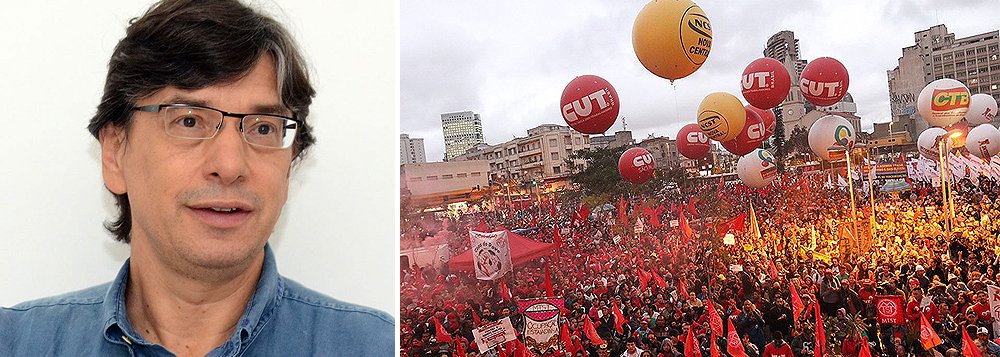 Para o presidente da Fundação Perseu Abramo, Márcio Pochmann, uma grande parcela da classe trabalhadora, cada vez mais assentada no setor de serviços, não se submete mais à hierarquia de organização tradicional, representada pelos sindicatos, associações e partidos; por outro lado, tem sido submetida a grau de precarização e exploração maior; "Não é que eles não podem se organizar, é que não se encontrou ainda uma forma pela qual isso possa ser mais facilmente superado", avalia Pochmann; segundo ele, os trabalhadores tradicionais perdem participação no total das pessoas que vão às ruas em atos políticos como contra o impeachment (Foto: Aquiles Lins) Para o presidente da Fundação Perseu Abramo, Márcio Pochmann, uma grande parcela da classe trabalhadora, cada vez mais assentada no setor de serviços, não se submete mais à hierarquia de organização tradicional, representada pelos sindicatos, associações e partidos; por outro lado, tem sido submetida a grau de precarização e exploração maior; "Não é que eles não podem se organizar, é que não se encontrou ainda uma forma pela qual isso possa ser mais facilmente superado", avalia Pochmann; segundo ele, os trabalhadores tradicionais perdem participação no total das pessoas que vão às ruas em atos políticos como contra o impeachment