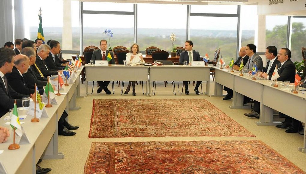 Marconi e mais 24 governadores tiveram reuniões com a ministra Cármen Lúcia, o presidente da Câmara, Rodrigo Maia, e o ministro Henrique Meirelles; na pauta, a situação financeira dos estados e a necessidade de reformas urgentes que possibilitem a retomada dos investimentos por parte das unidades da federação; entre as principais demandas estão a revisão do Pacto Federativo e a liberação de recursos; "Os governadores estão unidos porque o Brasil só vai sair completamente da crise quando os estados se fortalecerem. O País precisa de reformas urgentes para que inicie um novo ciclo econômico", escreveu Marconi em suas redes sociais
(Foto: José Barbacena) Marconi e mais 24 governadores tiveram reuniões com a ministra Cármen Lúcia, o presidente da Câmara, Rodrigo Maia, e o ministro Henrique Meirelles; na pauta, a situação financeira dos estados e a necessidade de reformas urgentes que possibilitem a retomada dos investimentos por parte das unidades da federação; entre as principais demandas estão a revisão do Pacto Federativo e a liberação de recursos; "Os governadores estão unidos porque o Brasil só vai sair completamente da crise quando os estados se fortalecerem. O País precisa de reformas urgentes para que inicie um novo ciclo econômico", escreveu Marconi em suas redes sociais