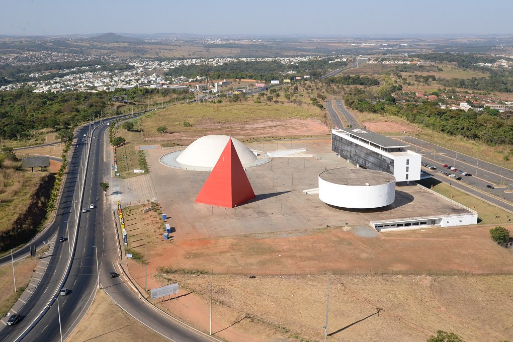 Inaugurado em 31 de março de 2006, o Centro Cultural Oscar Niemeyer transformou a forma como os goianos vivenciam manifestações de cultura, esporte e lazer no Estado de Goiás; idealizado pelo governador Marconi e projetado pelo arquiteto Oscar Niemeyer, o espaço se tornou referência cultural em Goiânia e Região Metropolitana e virou ponto de encontro de jovens da Capital (Foto: José Barbacena) Inaugurado em 31 de março de 2006, o Centro Cultural Oscar Niemeyer transformou a forma como os goianos vivenciam manifestações de cultura, esporte e lazer no Estado de Goiás; idealizado pelo governador Marconi e projetado pelo arquiteto Oscar Niemeyer, o espaço se tornou referência cultural em Goiânia e Região Metropolitana e virou ponto de encontro de jovens da Capital