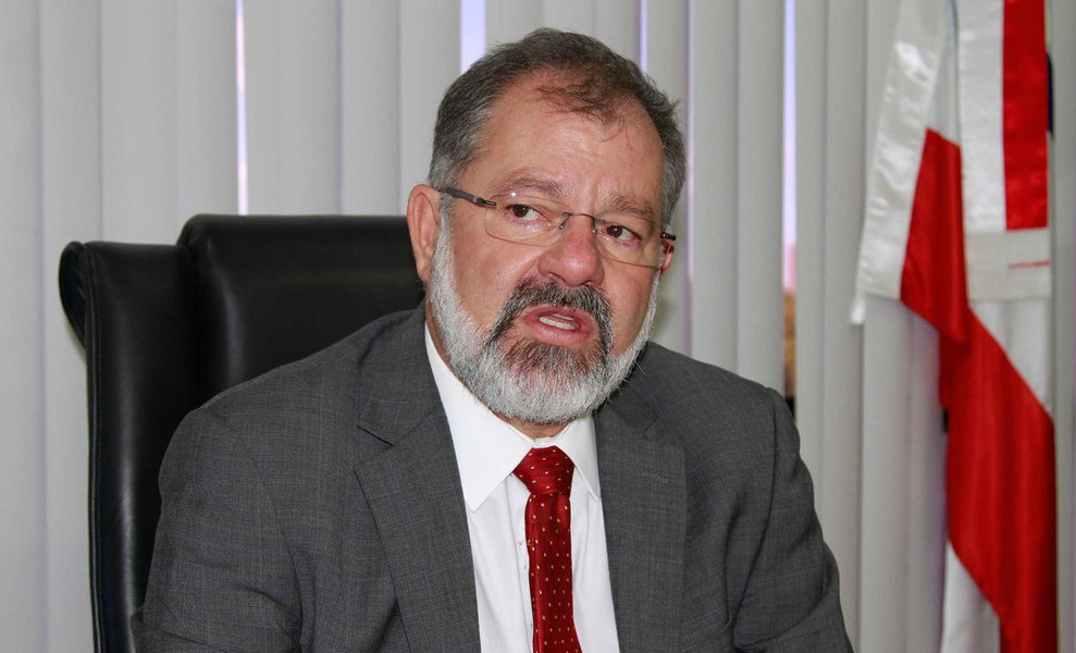 Para o presidente da Assembleia Legislativa, deputado Marcelo Marcelo Nilo, não tem cabimento o pedido da bancada de oposição para anular a sessão extraordinária de segunda-feira (13), na qual foi votado e aprovado o regime de urgência do projeto de lei do Executivo que institui condições para manutenção de incentivos fiscais ao setor produtivo; a minoria alega que não havia quórum mínimo para abertura da sessão; Nilo, por sua vez, diz que 21 deputados assinaram um requerimento para convocar a sessão, "o que descredencia o questionamento" de quórum; "Eles estão cometendo um equívoco, pois 21 deputados assinaram um requerimento convocando a sessão extraordinária. Quando chega com 21 assinaturas, eu tenho obrigação de abrir a sessão" (Foto: Romulo Faro) Para o presidente da Assembleia Legislativa, deputado Marcelo Marcelo Nilo, não tem cabimento o pedido da bancada de oposição para anular a sessão extraordinária de segunda-feira (13), na qual foi votado e aprovado o regime de urgência do projeto de lei do Executivo que institui condições para manutenção de incentivos fiscais ao setor produtivo; a minoria alega que não havia quórum mínimo para abertura da sessão; Nilo, por sua vez, diz que 21 deputados assinaram um requerimento para convocar a sessão, "o que descredencia o questionamento" de quórum; "Eles estão cometendo um equívoco, pois 21 deputados assinaram um requerimento convocando a sessão extraordinária. Quando chega com 21 assinaturas, eu tenho obrigação de abrir a sessão"