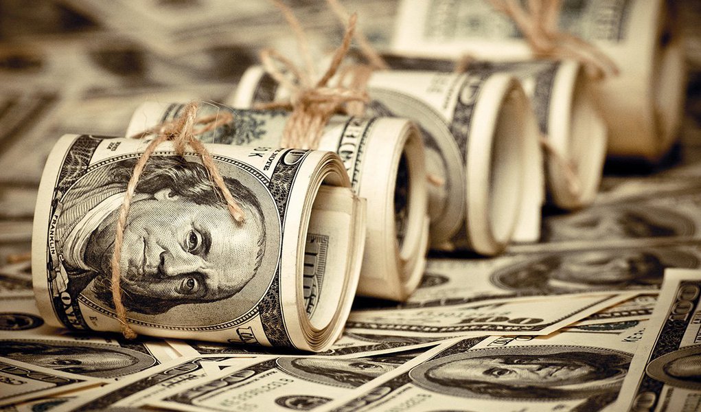 O dólar recuava mais de 2% e se aproximava de R$ 3,30 pela primeira vez em quase um ano nesta terça-feira, reagindo à recuperação dos mercados globais após duas sessões de mau humor com a decisão do Reino Unido de deixar a União Europeia e à perspectiva de que o Banco Central brasileiro não deve cortar os juros tão cedo (Foto: Gisele Federicce) O dólar recuava mais de 2% e se aproximava de R$ 3,30 pela primeira vez em quase um ano nesta terça-feira, reagindo à recuperação dos mercados globais após duas sessões de mau humor com a decisão do Reino Unido de deixar a União Europeia e à perspectiva de que o Banco Central brasileiro não deve cortar os juros tão cedo