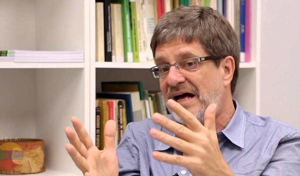 Reitor da Universidade Federal do Rio de Janeiro, Roberto Lehrer, mostra didaticamente como a PEC 241 vai ter o efeito de uma bomba de nêutrons na educação pública brasileira; "Como o Estado deixaria de financiar as universidades públicas, teríamos um peso crescente do custeio feito pelos próprios estudantes. O que é uma aberração em termos dos princípios constitucionais e republicanos", diz; assista ao vídeo do Conexão UFRJ (Foto: Aquiles Lins) Reitor da Universidade Federal do Rio de Janeiro, Roberto Lehrer, mostra didaticamente como a PEC 241 vai ter o efeito de uma bomba de nêutrons na educação pública brasileira; "Como o Estado deixaria de financiar as universidades públicas, teríamos um peso crescente do custeio feito pelos próprios estudantes. O que é uma aberração em termos dos princípios constitucionais e republicanos", diz; assista ao vídeo do Conexão UFRJ