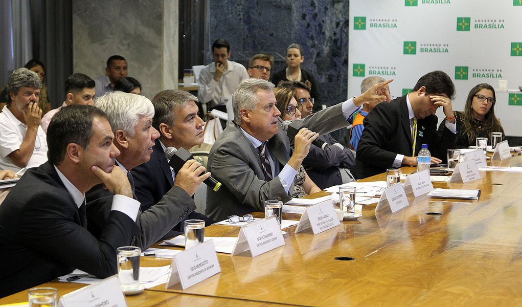 A prévia do projeto da Lei Orçamentária Anual (LOA) de 2017 foi apresentada ao governador de Brasília, Rodrigo Rollemberg; o levantamento inclui a estimativa das despesas e das receitas de cada projeto a ser desenvolvido pela administração pública no exercício financeiro seguinte; para o ano que vem estão previstos, por exemplo, investimentos de R$ 488 milhões do Programa de Aceleração de Crescimento (PAC), R$ 187 milhões para obras de habitação e R$ 94 milhões para ampliação de rodovias (Foto: Leonardo Lucena) A prévia do projeto da Lei Orçamentária Anual (LOA) de 2017 foi apresentada ao governador de Brasília, Rodrigo Rollemberg; o levantamento inclui a estimativa das despesas e das receitas de cada projeto a ser desenvolvido pela administração pública no exercício financeiro seguinte; para o ano que vem estão previstos, por exemplo, investimentos de R$ 488 milhões do Programa de Aceleração de Crescimento (PAC), R$ 187 milhões para obras de habitação e R$ 94 milhões para ampliação de rodovias