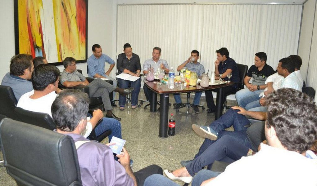 A denominada "Frente Por Palmas", composta por PP, PV, PRTB, PSDC, PMDB, PHS e PMB se reúne nesta terça-feira, 5, para elaborar o plano de governo do grupo para a Capital; conforme o Conselho Político da Frente por Palmas, a ideia é que os trabalhos devem levar em consideração o "bem estar da população e o desenvolvimento" nas mais diversas áreas do município; pré-candidatos postos até então pelo grupo são: o presidente estadual do PMDB, Derval de Paiva; a vice-governadora, Claudia Lelis, do PV; e Kairo Bernardo, do PHS; grupo trabalha para que até dia 11 seja definido nome para a disputa na Capital (Foto: Aquiles Lins) A denominada "Frente Por Palmas", composta por PP, PV, PRTB, PSDC, PMDB, PHS e PMB se reúne nesta terça-feira, 5, para elaborar o plano de governo do grupo para a Capital; conforme o Conselho Político da Frente por Palmas, a ideia é que os trabalhos devem levar em consideração o "bem estar da população e o desenvolvimento" nas mais diversas áreas do município; pré-candidatos postos até então pelo grupo são: o presidente estadual do PMDB, Derval de Paiva; a vice-governadora, Claudia Lelis, do PV; e Kairo Bernardo, do PHS; grupo trabalha para que até dia 11 seja definido nome para a disputa na Capital
