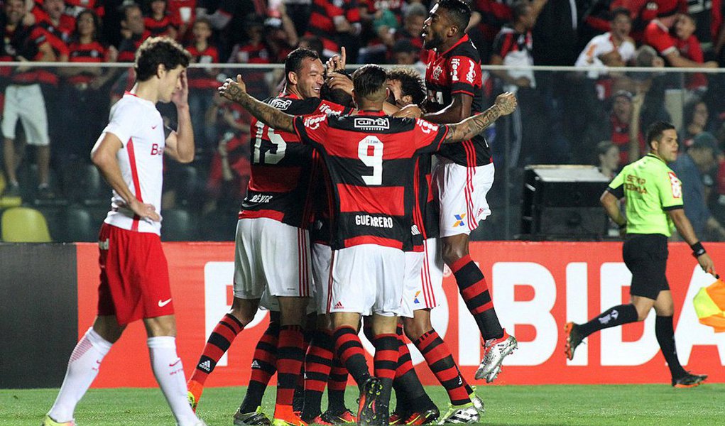 Pela 12ª rodada do Campeonato Brasileiro da Série, nesta quarta-feira (29); o Rubro-Negro bateu o Internacional por 1 a 0, e o Imortal superou o Santos por 3 a 2; no outro duelo do horário, o Vitória derrotou o Sport por 3 a 2 (Foto: Roberta Namour) Pela 12ª rodada do Campeonato Brasileiro da Série, nesta quarta-feira (29); o Rubro-Negro bateu o Internacional por 1 a 0, e o Imortal superou o Santos por 3 a 2; no outro duelo do horário, o Vitória derrotou o Sport por 3 a 2