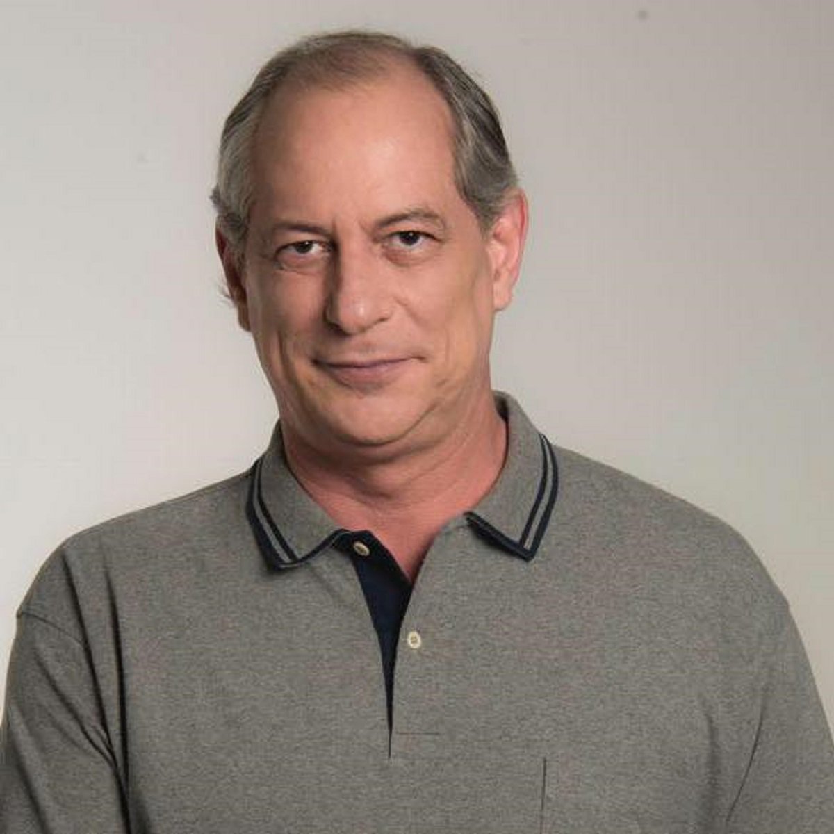 Ciro Gomes comentou a prisão de Eduardo Cunha, nas redes sociais, relembrando o episódio em que seu irmão o ex-governador cearense Cid Gomes, chamou o ex-deputado Eduardo Cunha, à época presidente da Câmara Federal de achacador. "Este é o orgulho que temos! Cumprir nosso dever com o povo brasileiro quando todos os políticos bajulavam o Cunha" (Foto: Fatima 247) Ciro Gomes comentou a prisão de Eduardo Cunha, nas redes sociais, relembrando o episódio em que seu irmão o ex-governador cearense Cid Gomes, chamou o ex-deputado Eduardo Cunha, à época presidente da Câmara Federal de achacador. "Este é o orgulho que temos! Cumprir nosso dever com o povo brasileiro quando todos os políticos bajulavam o Cunha"