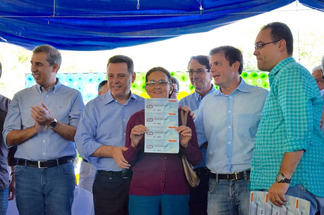 Governador iniciou na manhã desta sexta-feira, em Vianópolis, uma intensa agenda de inaugurações pelo interior do Estado; na cidade, Marconi entregou R$ 20 milhões em benefícios, dos quais R$ 17 milhões para a rede e estação de tratamento de esgoto; 82 famílias receberam Cheques Mais Moradia, modalidade reforma; além da entrega dos cheques, Marconi inaugurou também a iluminação e a reurbanização da GO-010 (Foto: José Barbacena) Governador iniciou na manhã desta sexta-feira, em Vianópolis, uma intensa agenda de inaugurações pelo interior do Estado; na cidade, Marconi entregou R$ 20 milhões em benefícios, dos quais R$ 17 milhões para a rede e estação de tratamento de esgoto; 82 famílias receberam Cheques Mais Moradia, modalidade reforma; além da entrega dos cheques, Marconi inaugurou também a iluminação e a reurbanização da GO-010