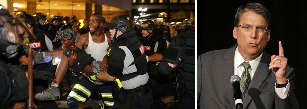 Após uma segunda noite de protestos violentos em razão da morte de um homem negro pela polícia, governador Pat McCrory, decidiu decretar estado de emergência Charlotte, principal cidade do estado da Carolina do Norte, nos Estados Unidos, e solicitar ajuda de tropas federais; Os manifestantes jogaram garrafas e pedras na polícia, em carros, em casas e lojas; polícia respondeu atirando balas de borracha, spray de pimenta e gás lacrimogêneo; dezenas de pessoas foram presas (Foto: Paulo Emílio) Após uma segunda noite de protestos violentos em razão da morte de um homem negro pela polícia, governador Pat McCrory, decidiu decretar estado de emergência Charlotte, principal cidade do estado da Carolina do Norte, nos Estados Unidos, e solicitar ajuda de tropas federais; Os manifestantes jogaram garrafas e pedras na polícia, em carros, em casas e lojas; polícia respondeu atirando balas de borracha, spray de pimenta e gás lacrimogêneo; dezenas de pessoas foram presas