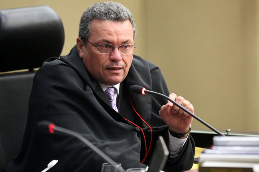 O desembargador Domingos Neto, relator do processo que julga os recursos de 9 réus da Operação Taturana, manteve as penalidades aos deputados e ex-deputados; no entanto, o pedido de vista de outro desembargador para esclarecer dúvidas suspendeu o julgamento, que começou no início da manhã de hoje (22); o Ministério Público pediu a punição dos envolvidos no esquema que resultou em um rombo de R$ 300 milhões aos cofres da Assembleia Legislativa para custear um empréstimo feito ao Banco Rural (Foto: Voney Malta) O desembargador Domingos Neto, relator do processo que julga os recursos de 9 réus da Operação Taturana, manteve as penalidades aos deputados e ex-deputados; no entanto, o pedido de vista de outro desembargador para esclarecer dúvidas suspendeu o julgamento, que começou no início da manhã de hoje (22); o Ministério Público pediu a punição dos envolvidos no esquema que resultou em um rombo de R$ 300 milhões aos cofres da Assembleia Legislativa para custear um empréstimo feito ao Banco Rural