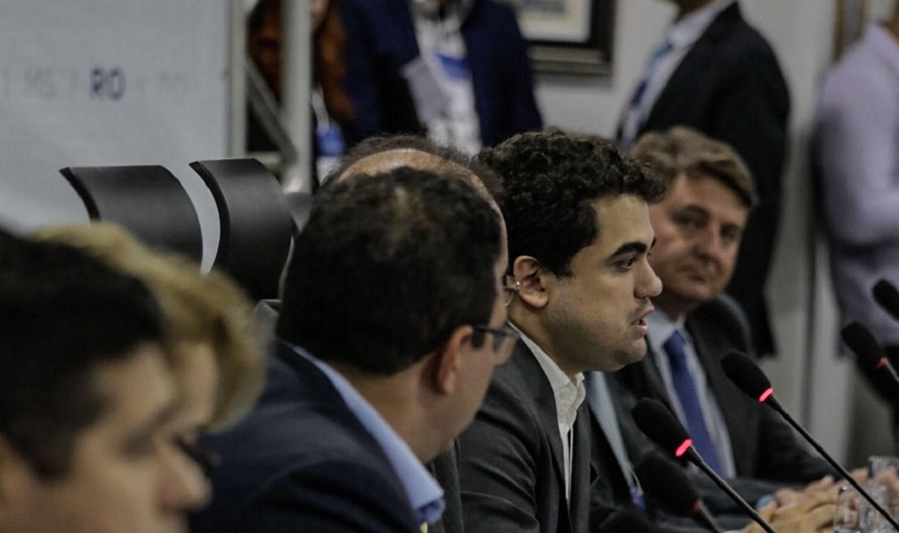 Governadores do Distrito Federal, Mato Grosso, Mato Grosso do Sul e Tocantins elogiaram o trabalho do governador Marconi Perillo, que presidente o Fórum, e do secretário-executivo, Thiago Camargo; “Com o consórcio, os Estados podem encontrar maneiras de compartilhar experiências e somar esforços, além de avaliar as possibilidades que podem surgir daí”, explicou Camargo (Foto: José Barbacena) Governadores do Distrito Federal, Mato Grosso, Mato Grosso do Sul e Tocantins elogiaram o trabalho do governador Marconi Perillo, que presidente o Fórum, e do secretário-executivo, Thiago Camargo; “Com o consórcio, os Estados podem encontrar maneiras de compartilhar experiências e somar esforços, além de avaliar as possibilidades que podem surgir daí”, explicou Camargo