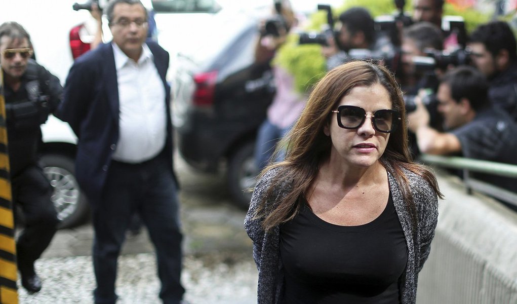 A defesa da empresária Mônica Moura, mulher do marqueteiro João Santana, entrou com pedido de liberdade no STF; o pedido foi feito após Mônica admitir, em depoimento perante o juiz federal Sérgio Moro, que o casal recebeu US$ 4,5 milhões de caixa 2 no exterior, referentes a uma dívida da campanha presidencial do PT nas eleições de 2010; Mônica e o marido estão presos há cinco meses, em Curitiba, após investigações da Operação Lava Jato; devido ao período de recesso do STF, a petição foi encaminhada do presidente da Corte, Ricardo Lewandowski (Foto: Leonardo Lucena) A defesa da empresária Mônica Moura, mulher do marqueteiro João Santana, entrou com pedido de liberdade no STF; o pedido foi feito após Mônica admitir, em depoimento perante o juiz federal Sérgio Moro, que o casal recebeu US$ 4,5 milhões de caixa 2 no exterior, referentes a uma dívida da campanha presidencial do PT nas eleições de 2010; Mônica e o marido estão presos há cinco meses, em Curitiba, após investigações da Operação Lava Jato; devido ao período de recesso do STF, a petição foi encaminhada do presidente da Corte, Ricardo Lewandowski
